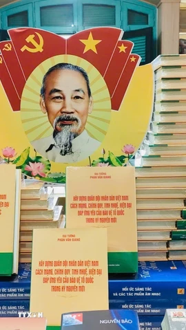 Cuốn sách của Đại tướng Phan Văn Giang, Ủy viên Bộ Chính trị, Phó Bí thư Quân ủy Trung ương, Bộ trưởng Bộ Quốc phòng. (Ảnh: Hiền Hạnh/TTXVN)