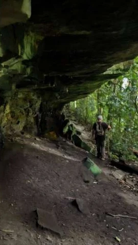 Nhà khảo cổ học Richard Oslisly dẫn đầu một cuộc khai quật tại Hang Youmbidi ở miền đông Gabon, nơi phát hiện ra dấu tích của người tiền sử. (Ảnh: phys)