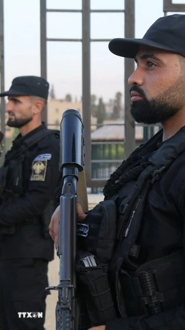 Cảnh sát tuần tra tại Aleppo, Syria. (Ảnh: THX/TTXVN)