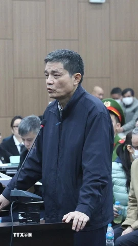 Cựu Cục trưởng Cục An toàn thực phẩm (Bộ Y tế) Nguyễn Thanh Phong tại phiên tòa. (Ảnh: Kim Anh/TTXVN)