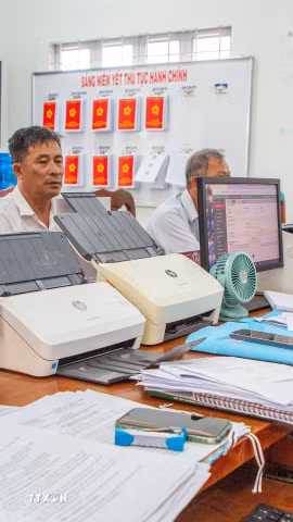 Người dân Tây Ninh thực hiện các thủ tục hành chính trên môi trường số, góp phần nâng cao hiệu quả cải cách hành chính. (Ảnh: Giang Phương/TTXVN)