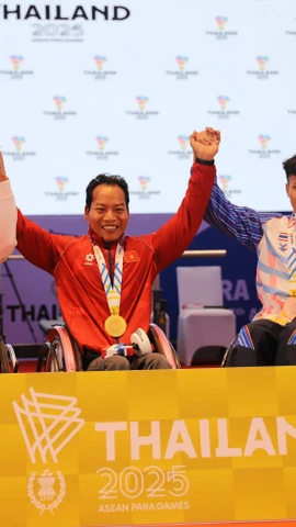 Niềm tự hào cử tạ Việt Nam (giữa) bên hai vận động viên giành huy chương bạc và đồng. (Ảnh: Đỗ Sinh/TTXVN)