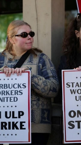 Nhân viên Starbucks đình công trước một cửa hàng tại California, Mỹ. (Ảnh: Reuters)