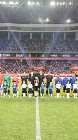 Đội bóng tỉnh Quảng Ninh và đội bóng Khu tự trị dân tộc Choang Quảng Tây đấu chung kết. (Ảnh: Công Tuyên/TTXVN)