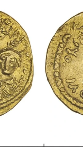 Những đồng tiền vàng hiếm có niên đại thời Byzantine được phát hiện tại di chỉ khảo cổ Hyrcania ở phía Bắc sa mạc Judea. (Ảnh của COGAT)