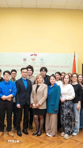 Các bạn sinh viên Việt Nam và Nga tham dự buổi chiếu phim tài liệu “Nguyễn Ái Quốc - Hồ Chí Minh: Hành trình đi tìm hình của Nước" tại trường Đại học Sư phạm Quốc gia Herzen. (Ảnh: Trần Hải/TTXVN)