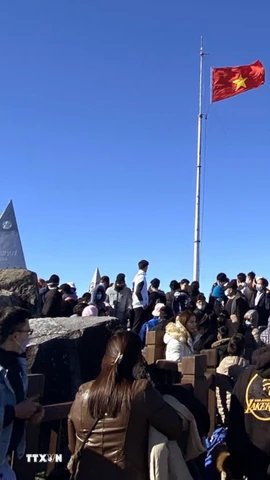 Đông đảo du khách chinh phục đỉnh Fansipan những ngày Tết. (Ảnh minh họa. Quốc Khánh/TTXVN)