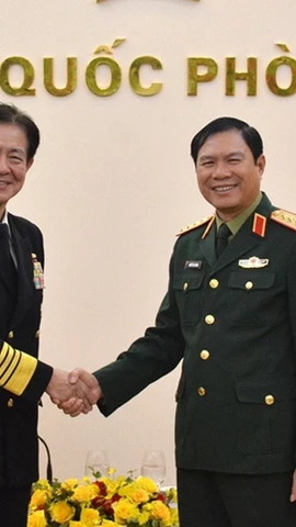Đại tướng Nguyễn Tân Cương tiếp Đô đốc Saito Akira. (Ảnh: Báo Quân đội nhân dân)