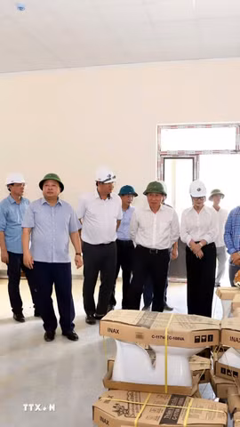 Phó Thủ tướng Lê Tiến Châu kiểm tra hạng mục nhà bếp, nhà ăn học sinh nội trú. (Ảnh: TTXVN phát)