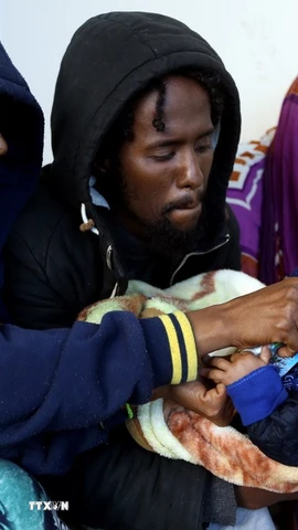 Người di cư được giải cứu tới căn cứ hải quân ở Tripoli, Libya. (Ảnh: THX/TTXVN)