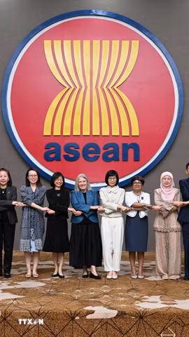 Trưởng Phái đoàn đại diện thường trực Việt Nam tại ASEAN, Đại sứ Tôn Thị Ngọc Hương chụp ảnh lưu niệm cùng các đại biểu tham gia sự kiện. (Ảnh: Minh Thái/TTXVN)