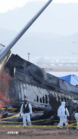 Hiện trường vụ tai nạn máy bay của hãng Jeju Air tại Muan, Hàn Quốc. (Nguồn: Yonhap/TTXVN)