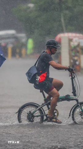 Cảnh ngập lụt sau những trận mưa lớn do ảnh hưởng của bão Wipha tại Quezon, Philippines. (Ảnh: THX/TTXVN)