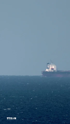 Tàu chở dầu hướng về eo biển Hormuz. (Ảnh: AFP/TTXVN)