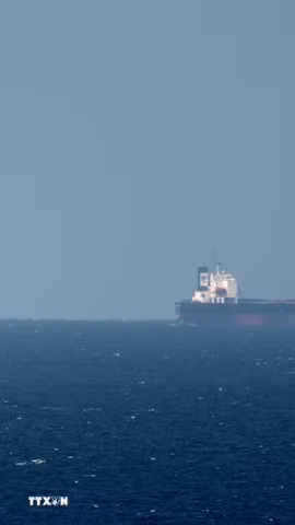 Tàu chở dầu hướng về eo biển Hormuz. (Ảnh: AFP/TTXVN)