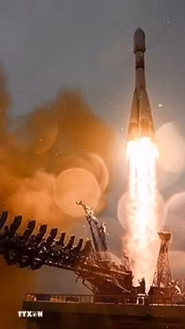 Tên lửa Soyuz-2.1b mang theo các vệ tinh được phóng từ sân bay vũ trụ Vostochny, Nga. (Ảnh: IRNA/TTXVN)