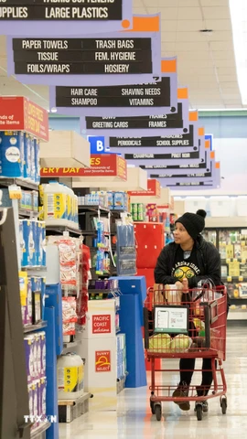 Người tiêu dùng mua sắm tại siêu thị ở California, Mỹ. (Ảnh: THX/TTXVN)