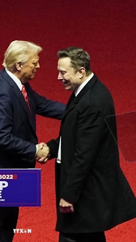Tổng thống Mỹ Donald Trump (trái) và tỷ phú Elon Musk tại một sự kiện ở Washington. (Ảnh: Kyodo/TTXVN)
