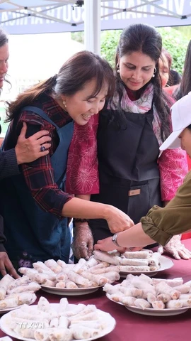 Các thành viên thích thú với sản phẩm nem chay rán do chính tay mình làm từ sơ chế đến cuốn nem. (Ảnh: Hồng Minh/TTXVN)