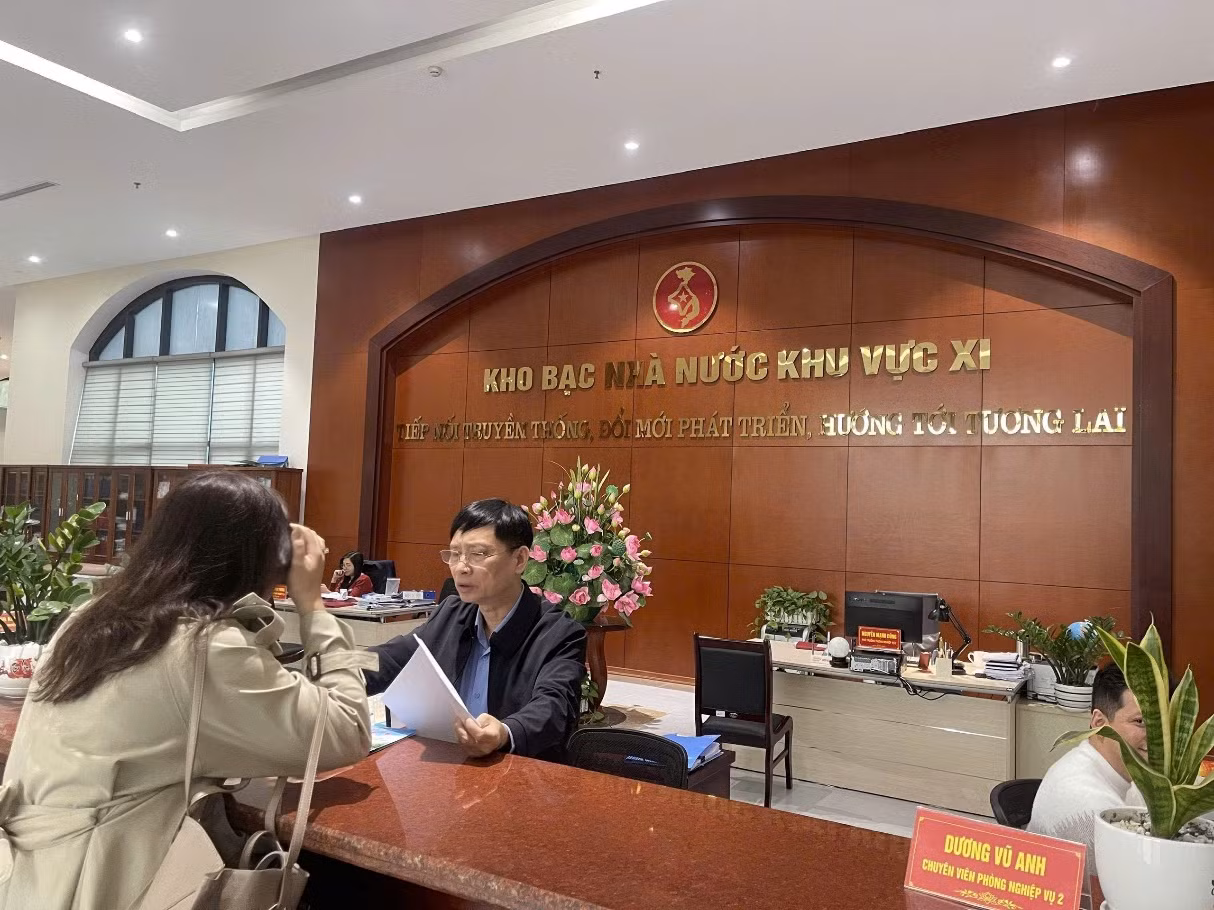 cong-chuc-kbnn-khu-vuc-xi-dang-huong-dan-don-vi-giao-dich.png