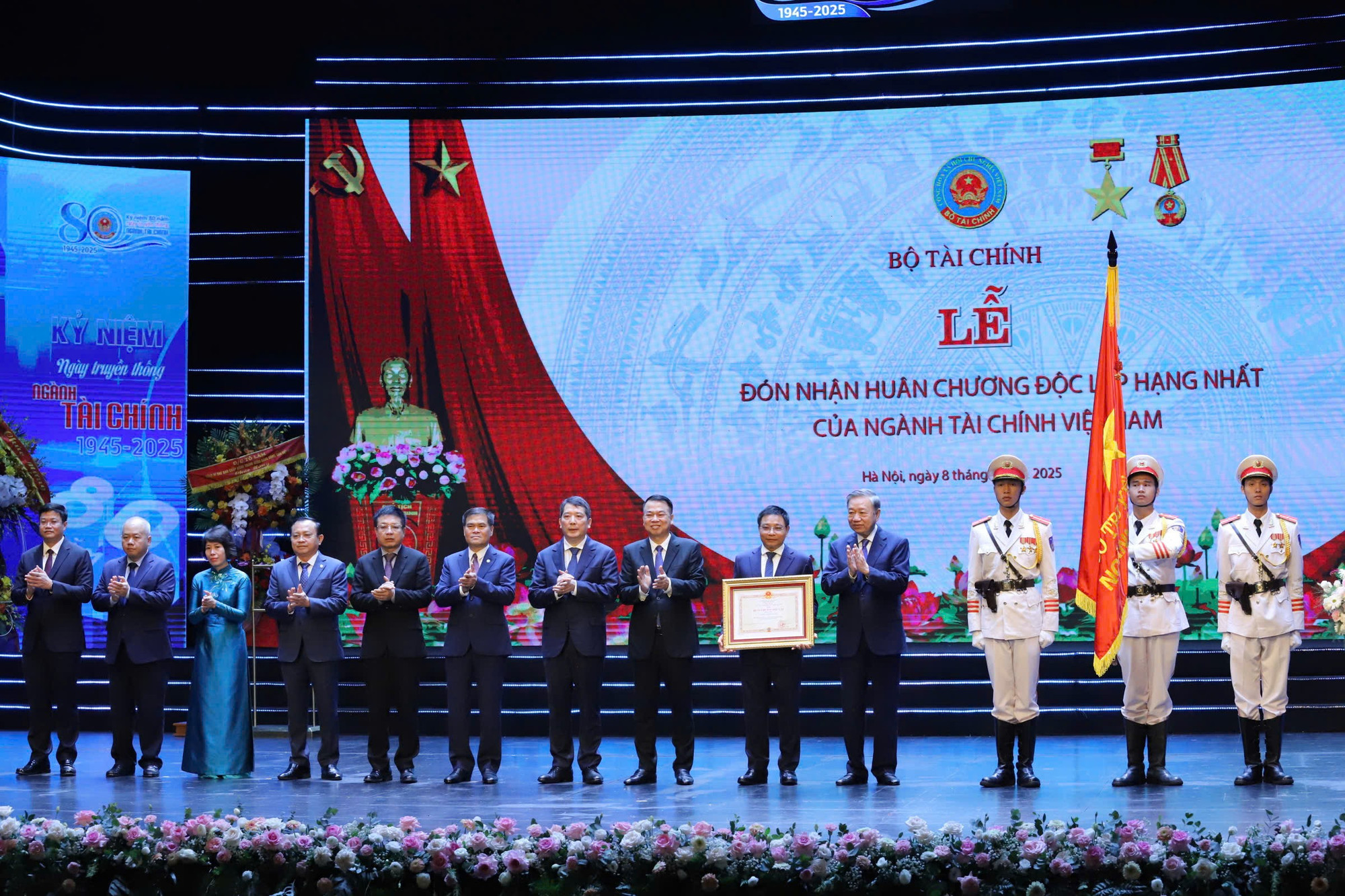 Tổng Bí thư Tô Lâm trao Huân chương Độc lập hạng Nhất cho tập thể Lãnh đạo Bộ Tài chính. (Ảnh: Vietnam+)