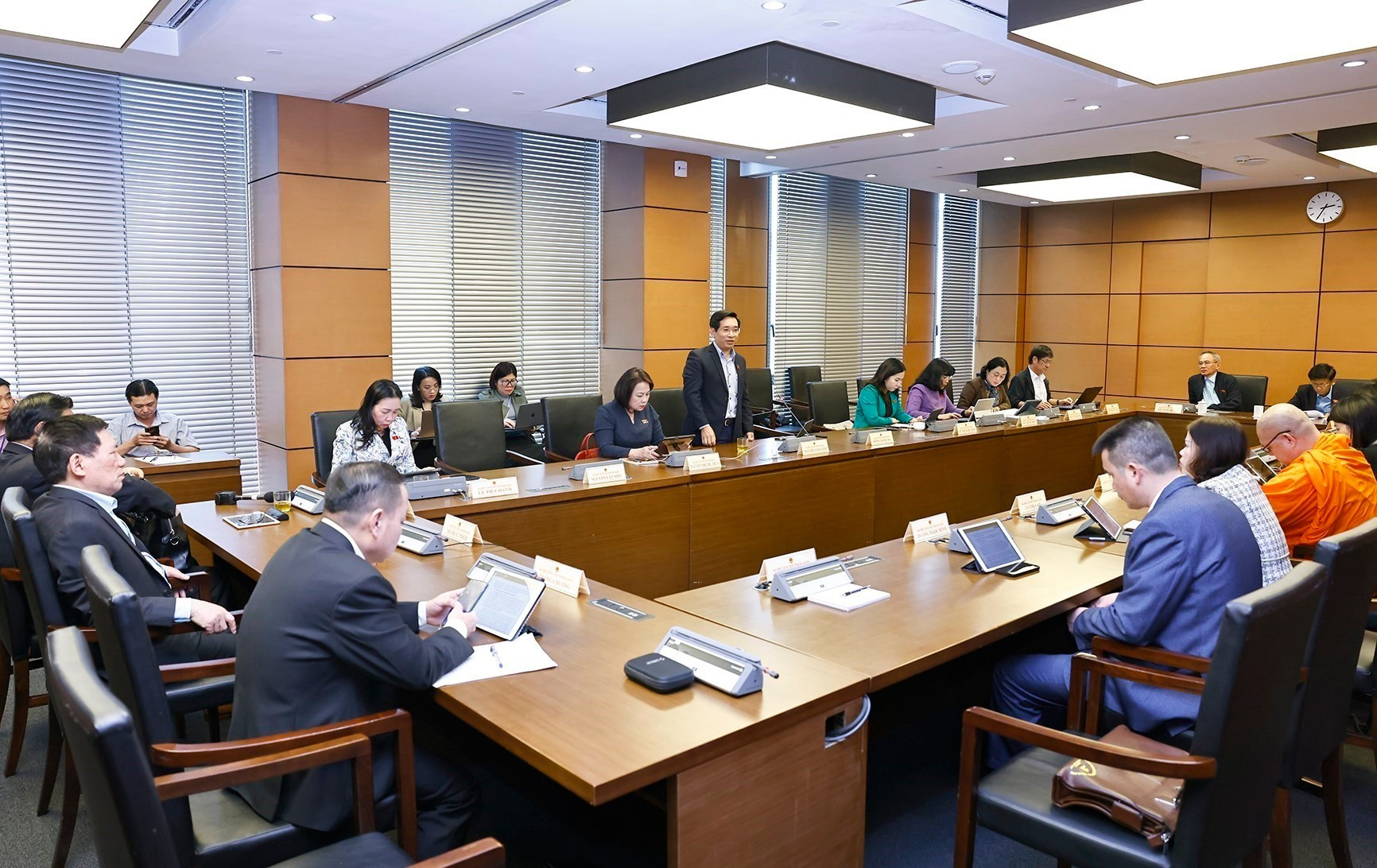  Đoàn đại biểu Quốc hội các tỉnh Bình Định, Hà Giang, Bạc Liêu và Sóc Trăng thảo luận ở tổ. (Ảnh: Doãn Tấn/TTXVN) 