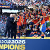 Chủ tịch FIFA Gianni Infantino và Tổng thống Mỹ Donald Trump trao cúp vô địch World Cup cho đội tuyển Tây Ban Nha. (Ảnh: THX/TTXVN phát)
