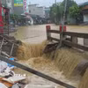Nước lũ dâng cao tại các ngầm tràn, khe suối tại khu vực Cầu Sập, tổ 4 Duyên Hải, phường Lào Cai. (Ảnh: Hương Thu/TTXVN)