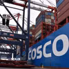 Tàu chở hàng của hãng vận tải COSCO (Trung Quốc) cập cảng Long Beach, California, Mỹ. (Ảnh: THX/TTXVN phát)