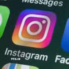 Biểu tượng của mạng xã hội Instagram trên màn hình điện thoại. (Ảnh: IRNA/TTXVN)