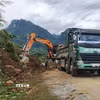 Khắc phục sạt lở tại Km436+020 Quốc lộ 6. (Ảnh: TTXVN phát)