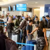 Hành khách tại sân bay quốc tế Los Angeles, Mỹ. (Ảnh: THX/TTXVN phát)