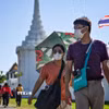Khách du lịch tham quan Cung điện Hoàng gia ở thủ đô Bangkok, Thái Lan. (Ảnh: AFP/TTXVN)