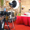 Hậu trường phiên livestream bán các sản phẩm đặc sản Tây Ninh. (Ảnh: Minh Phú/TTXVN)