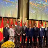 Đại sứ Việt Nam tại Canada Phạm Vinh Quang chụp ảnh lưu niệm cùng các quan chức chính quyền và nghị sĩ của Canada tại Lễ kỷ niệm 80 năm Ngày Quốc khánh (2/9/1945 - 2/9/2025) tổ chức ở Ottawa. (Ảnh: Thanh Hải/TTXVN)