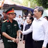 Ông Nguyễn Phước Lộc (phải), Phó Bí thư Thành ủy, Chủ tịch Ủy ban Mặt trận Tổ quốc Việt Nam Thành phố Hồ Chí Minh, động viên các lực lượng làm nhiệm vụ tìm kiếm, quy tập hài cốt liệt sỹ tại công viên Lê Thị Riêng. (Ảnh: Xuân Khu/TTXVN)