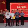 Đảng ủy xã Sơn Điện (Thanh Hóa) công bố các quyết định thành lập chi bộ và chỉ định Trưởng bản Na. (Ảnh: Khiếu Tư/TTXVN)
