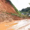 Sạt lở tại đoạn Km 51 qua xã Yên Phú (Tuyên Quang) khiến các phương tiện lưu thông gặp nhiều khó khăn. (Ảnh: Minh Tâm/TTXVN)