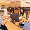 Khách hàng giao dịch tại Hội sở chính Công ty Chứng khoán Bảo Việt tại Hà Nội. (Ảnh: Trần Việt/TTXVN)