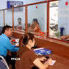 Cán bộ Trung tâm Phục vụ hành chính công xã Lao Chải (Tuyên Quang) hướng dẫn, giải quyết thủ tục hành chính cho người dân. (Ảnh: Đức Thọ/TTXVN)