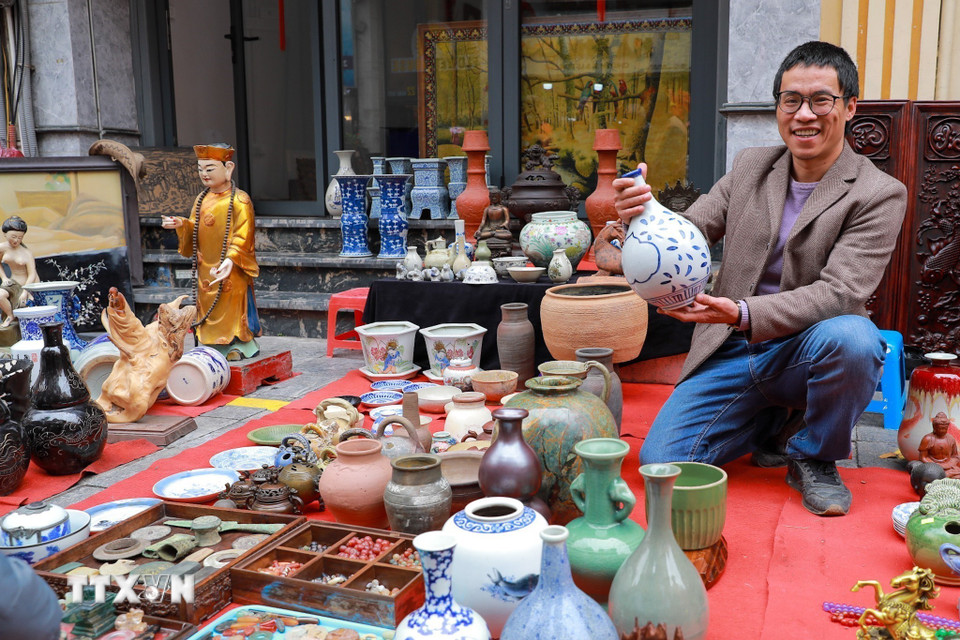 Khu trưng bày đồ cổ luôn là điểm nhấn ấn tượng của chợ hoa Hàng Lược. (Ảnh: Khánh Hòa/TTXVN)