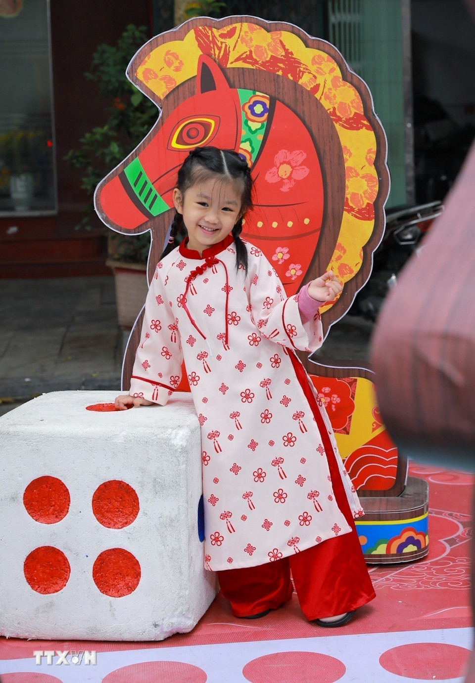 Thiếu nhi tận hưởng không khí Tết tại không gian phố bích họa. (Ảnh: Khánh Hòa/TTXVN)