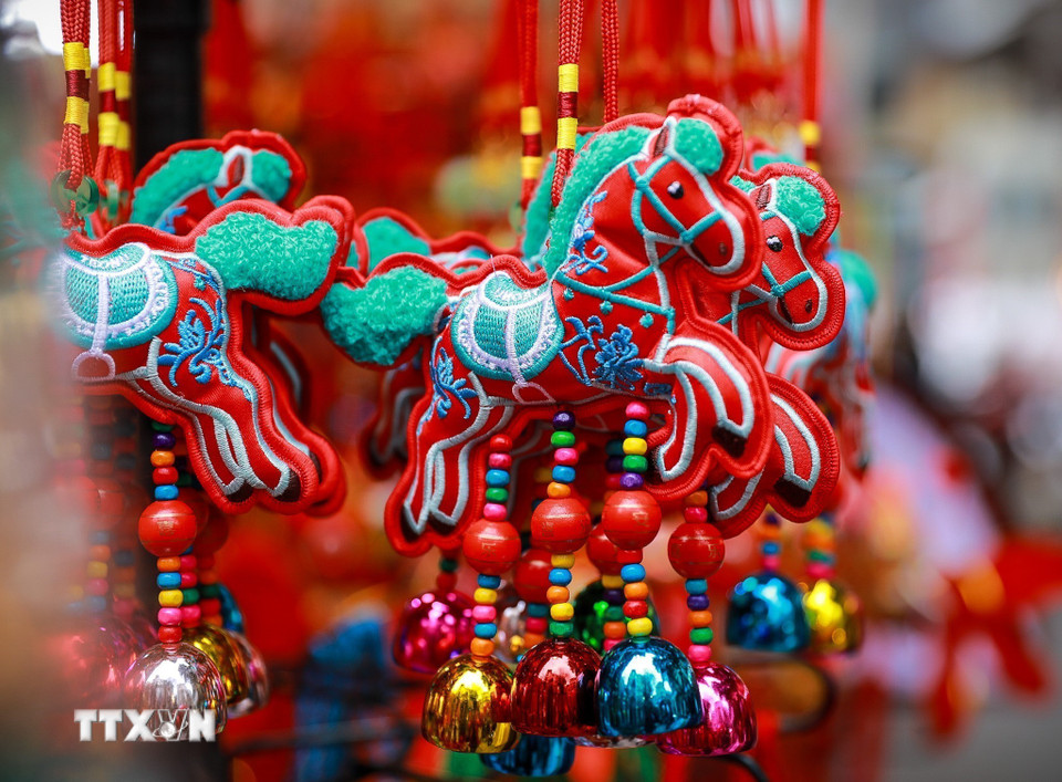 Nhiều đồ trang trí mang biểu tượng ngựa được bày trong dịp Tết Bính Ngọ 2026. (Ảnh: Khánh Hòa/TTXVN)