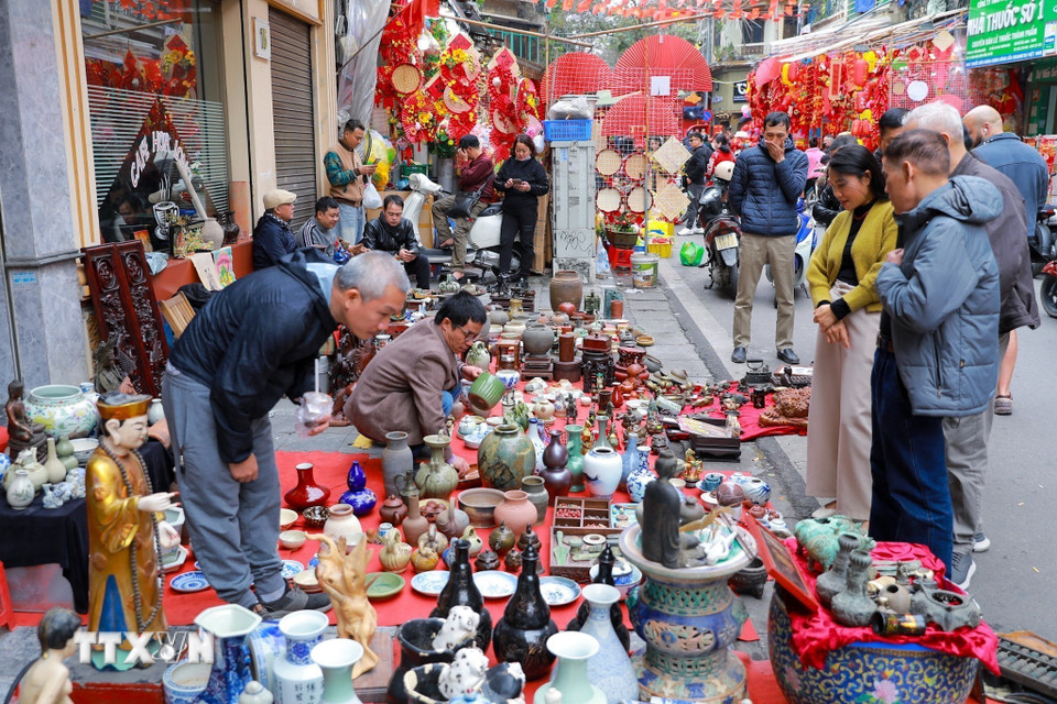 Khu trưng bày đồ cổ luôn là điểm nhấn ấn tượng của chợ hoa Hàng Lược. (Ảnh: Khánh Hòa/TTXVN)