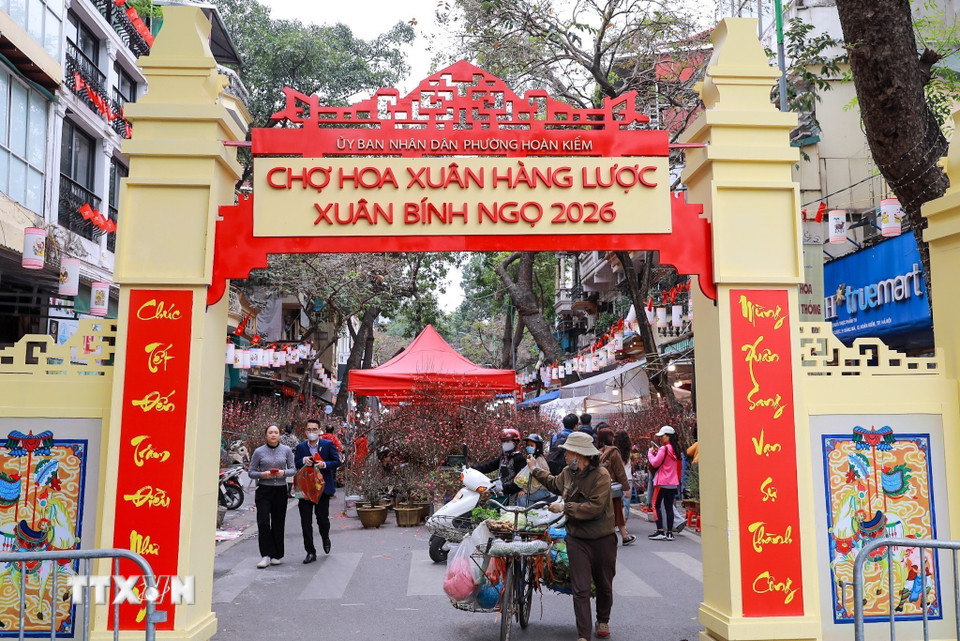 Đã trở thành thông lệ, từ ngày 15 đến 30 tháng Chạp âm lịch hằng năm, chợ hoa Hàng Lược sẽ được họp ngay giữa lòng phố cổ. (Ảnh: Khánh Hòa/TTXVN)