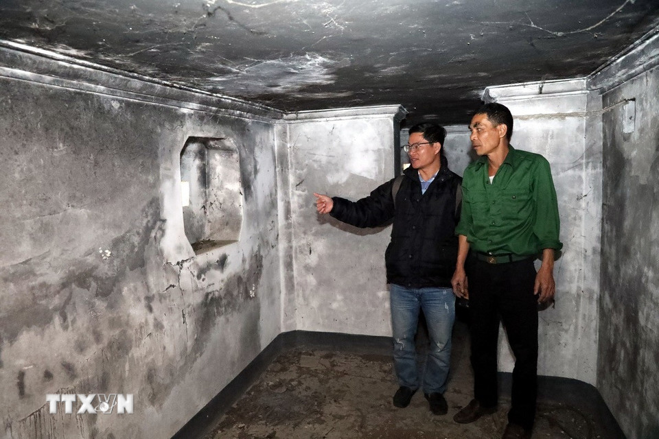 Du khách tham quan pháo đài Đồng Đăng. (Ảnh: Văn Đạt/TTXVN)