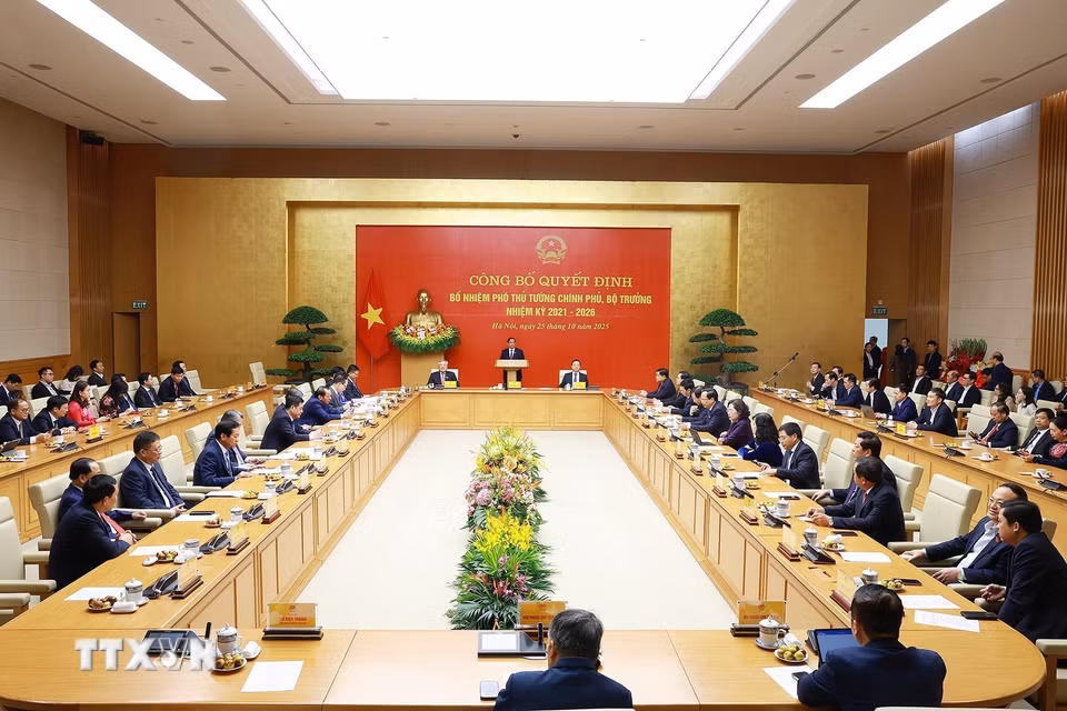 Thủ tướng Phạm Minh Chính chủ trì công bố các Quyết định bổ nhiệm Phó Thủ tướng Chính phủ, Bộ trưởng nhiệm kỳ 2021-2026 và triển khai các nhiệm vụ trọng tâm đến cuối năm 2025. (Ảnh: Dương Giang/TTXVN)