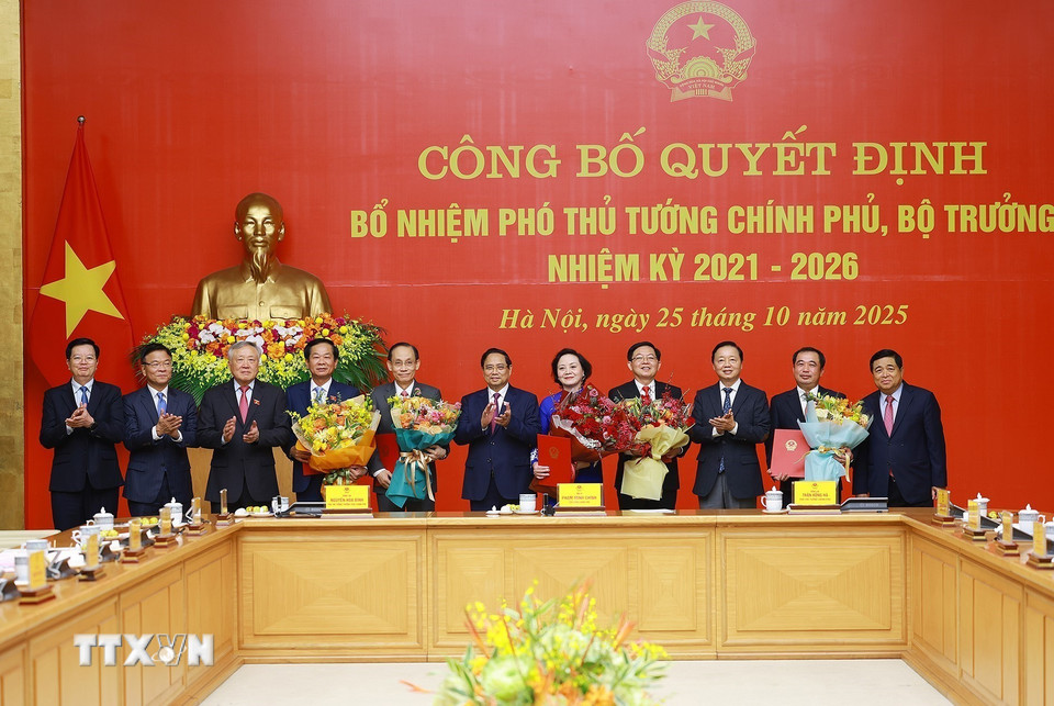Bí thư Đảng ủy Chính phủ, Thủ tướng Chính phủ Phạm Minh Chính trao quyết định bổ nhiệm Phó Thủ tướng Chính phủ, Bộ trưởng nhiệm kỳ 2021-2026. (Ảnh: Dương Giang/TTXVN)