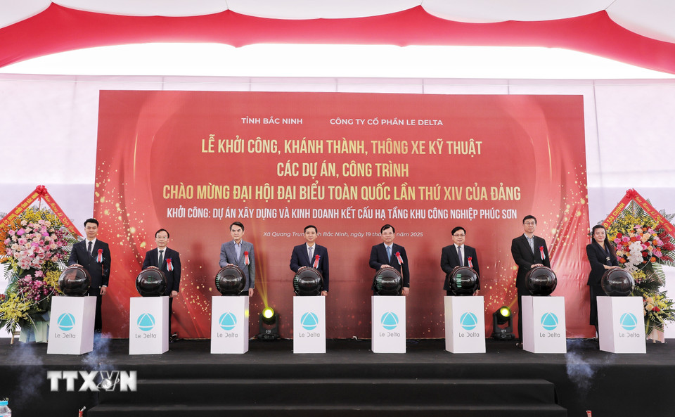 Hoà chung không khí khởi công, khánh thành, thông xe kỹ thuật các dự án, công trình chào mừng Đại hội đại biểu toàn quốc lần thứ XIV của Đảng, sáng 19/12/2025, tại Bắc Ninh tổ chức Lễ khởi công dự án xây dựng và kinh doanh kết cấu hạ tầng Khu Công nghiệp Phúc Sơn tại xã Quang Trung, do Công ty cổ phần Le delta làm chủ đầu tư. (Ảnh: Danh Lam/TTXVN)