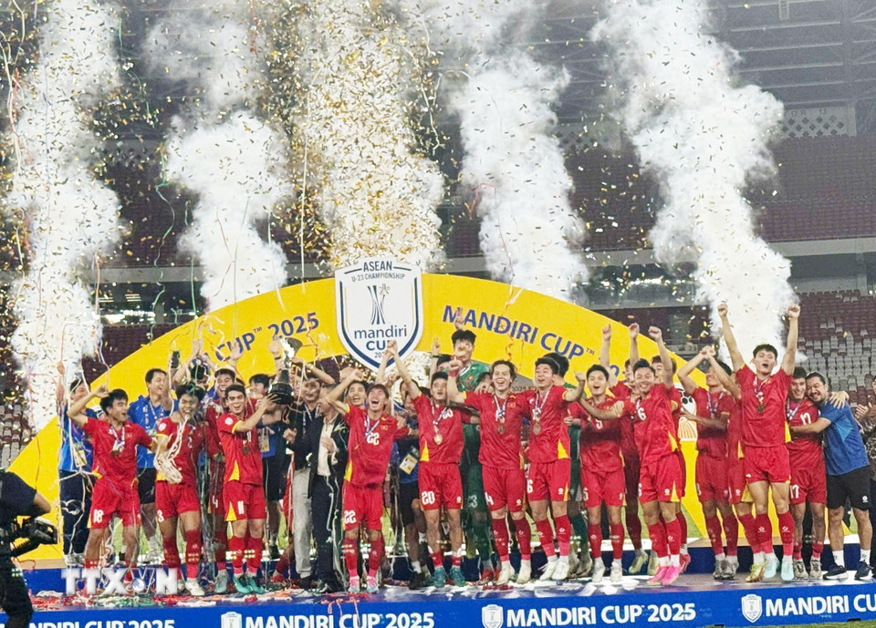 Các cầu thủ U23 Việt Nam hân hoan nâng cao cúp vô địch U23 Đông Nam Á 2025 trên sân Gelora Bung Karno. (Ảnh: Văn Phong/TTXVN)